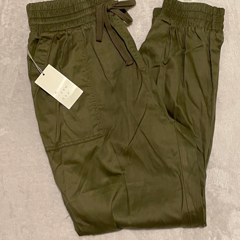 Army Green Cargo Pants with Cuffed Legs and Pockets